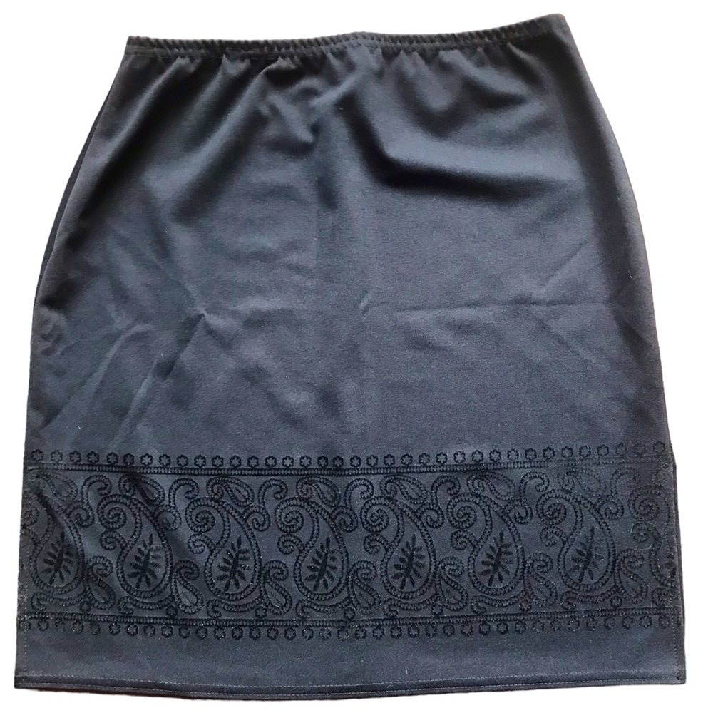 Y2K black mini skirt double side slits elastic waist velvet paisley appliqué hem